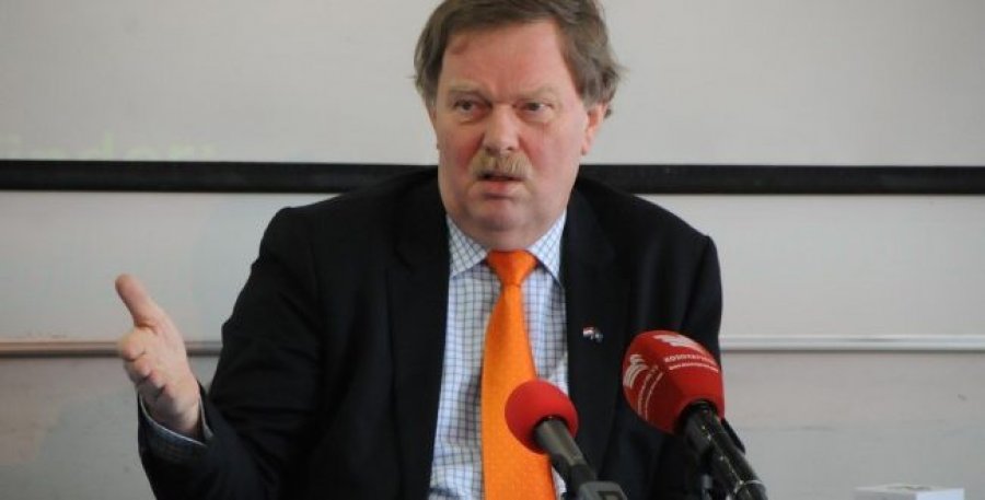 Ish-ambasadori i Holandës mesazh për qytetarët: Protestoni me dinjitet, Gjykata Speciale duhet të shfuqizohet