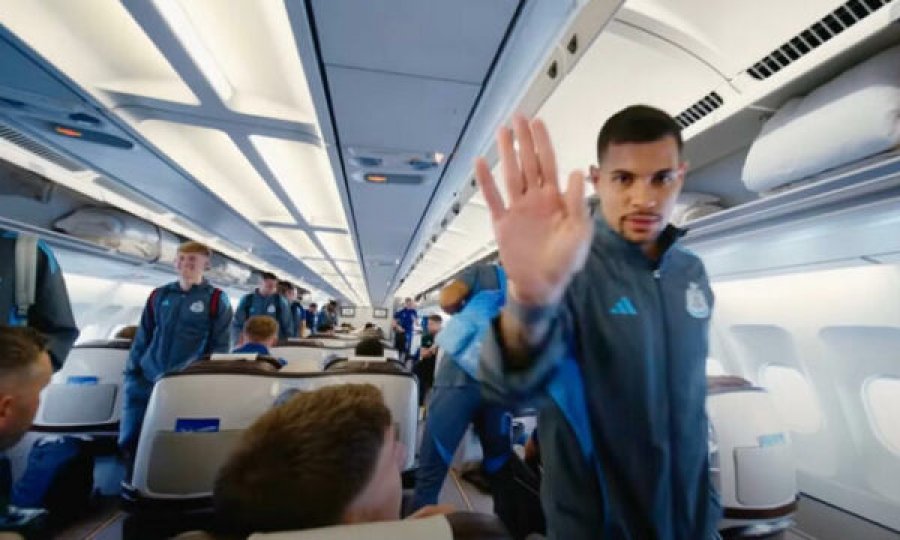 Newcastle harroi futbollistin e tij në aeroport në Korenë e Jugut