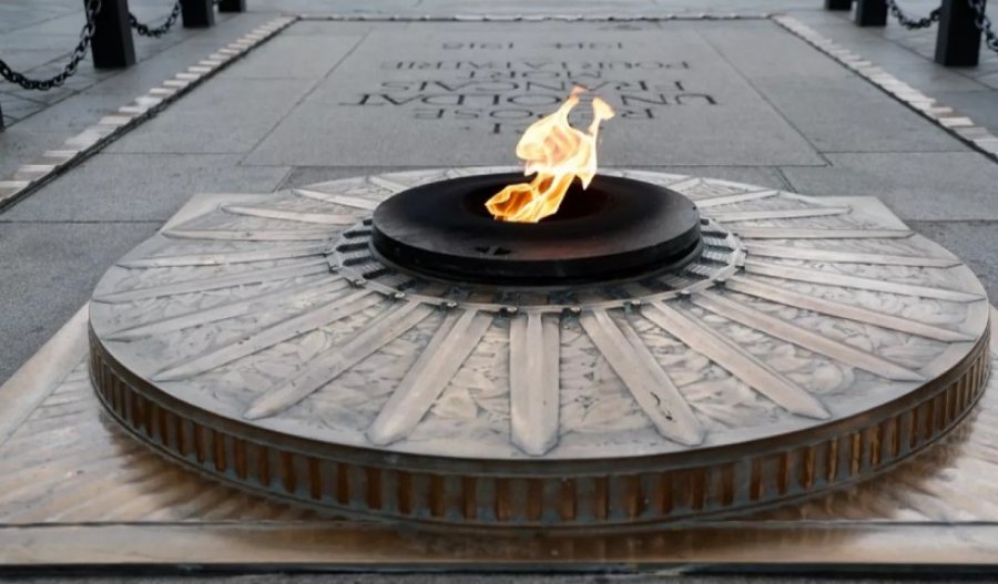 Franca arreston burrin që ndezi cigare nga flaka e memorialit të luftës në Paris