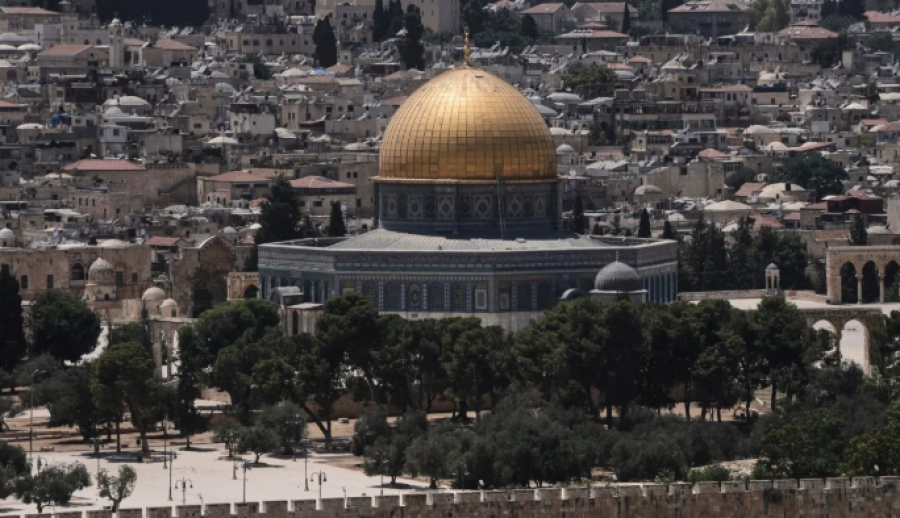 Izrael/ Myftiut të Jerusalemit i ndalohet për gjashtë muaj hyrja në xhaminë e Al-Aksa