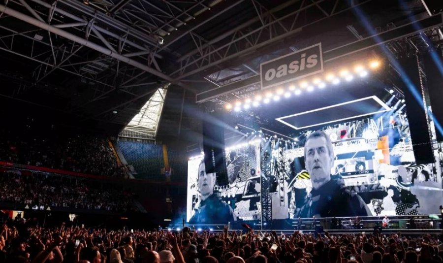 Fansat e Oasis mbledhin më shumë se 17,000 euro për familjen e burrit që vdiq në koncertin e Wembley-t