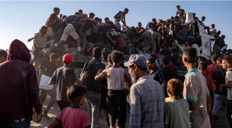 Gaza/ Kamioni me ushqime përmbyset mes turmës, të paktën 20 të vrarë