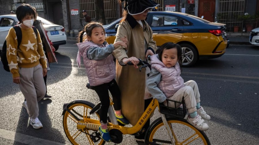 Dikur Kina ndëshkonte prindërit për fëmijë të shumtë, sot në krizë popullsie! Ofron para për çiftet që të krijojnë familje