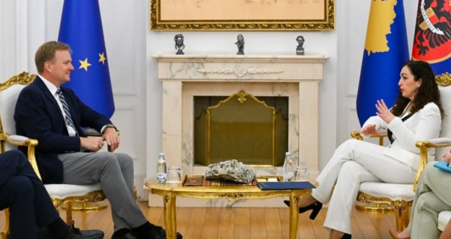 Presidentja Vjosa Osmani kërkon nga BE heqjen e masave të padrejta ndaj Kosovës