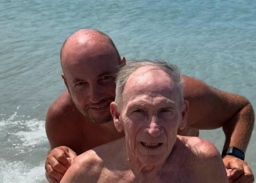 Zdenek Zeman drejt rikuperimit, një foto në det me të birin emocionon tifozët