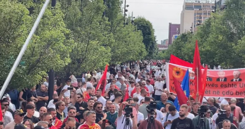 Sheshi “Skenderbeu” mbushet me protestues në mbështetje të ish-krerëve të UÇK-së