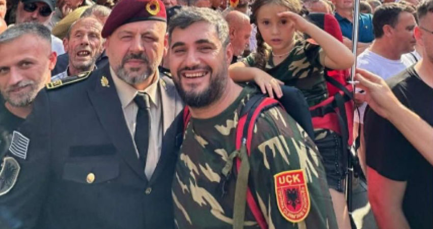 I veshur me uniformën e veteranit, Bekë Berisha i bashkohet protestës