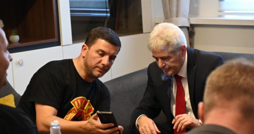 Ali Ahmeti takon kryetarin e PDK-së Memli Krasniqi pas protestës së organizuar nga veteranët e UÇK-së