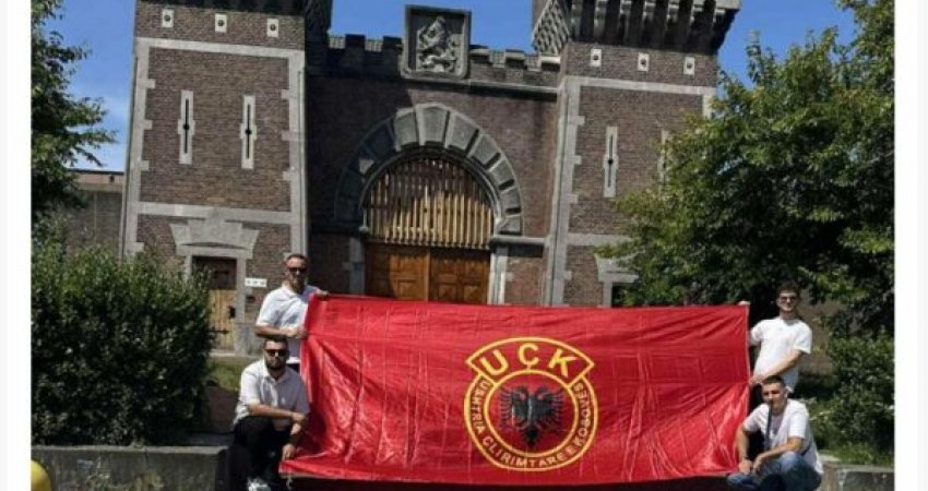 Flamuri i UÇK-së shpaloset pranë Qendrës së paraburgimit në Hagë