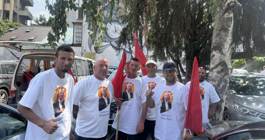 Veshur me uniforma të UÇK-së e bluza me fotografi të Thaçit: Qytetarët fillojnë të mblidhen