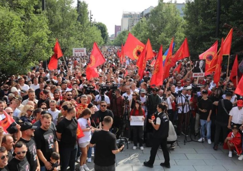 Qytetarët gati për protestën kundër Gjykatës Speciale, Shikoni fotot nga Prishtina 