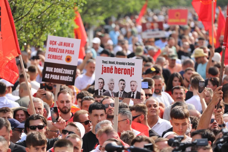 Protestë në Prishtinë kundër Gjykatës Speciale, Gucati: Po e deformon historinë! Nuk ka gjykatë që fshin gjenocidin serb