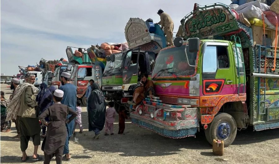 Pakistan zgjat afatin e deportimit të refugjatëve afganë, OKB e shqetësuar për kthimet e detyruara
