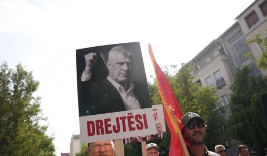 Prishtinë/ Mijëra qytetarë protestojnë kundër Gjykatës Speciale, kërkohet lirimi i ish-krerëve të UÇK-së