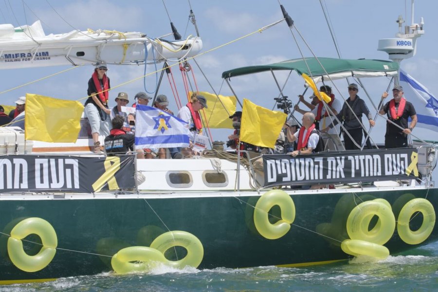 Anijet me vela që transportonin të afërm të pengjeve, i afrohen Rripit të Gazës