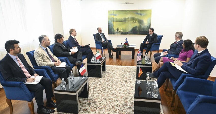 Kryeministri Kurti takoi ambasadorët e shteteve të QUINT-it dhe shefin e Zyrës së Bashkimit Evropian në Kosovë