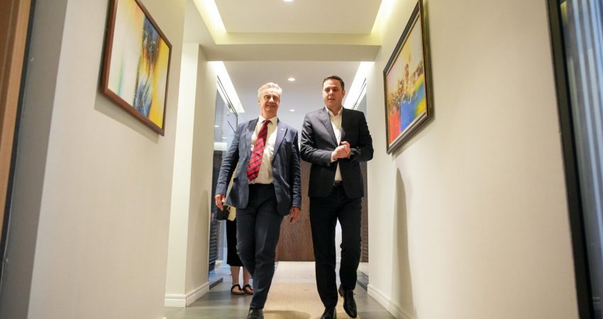 Abdixhiku takohet me ambasadorin britanik pas vendimit të Kushtetueses
