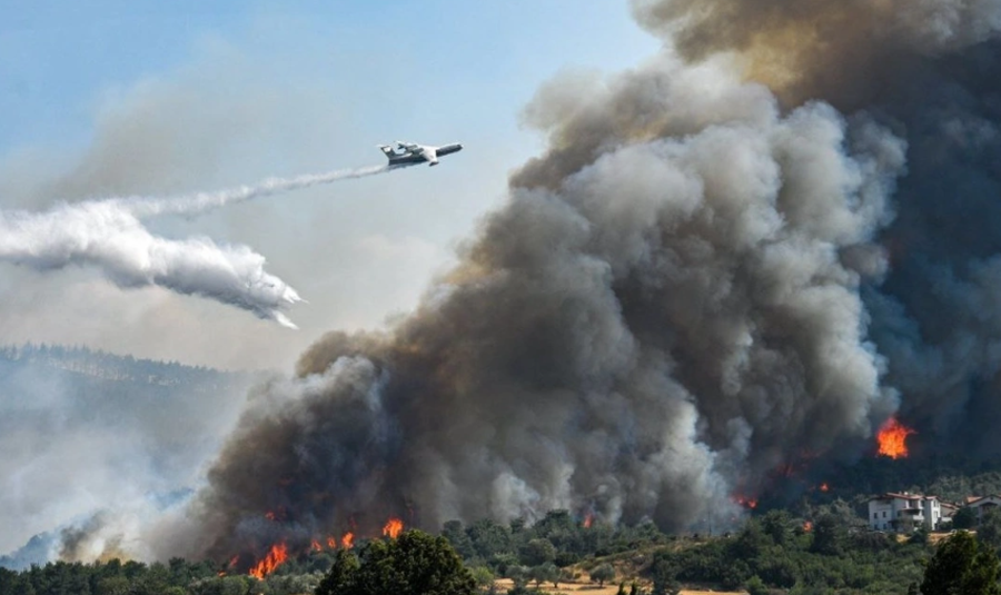 Zjarri shkrumbon Dardanelet, mbyllet aeroporti i Çanakalasë dhe lundrimi në ngushticë