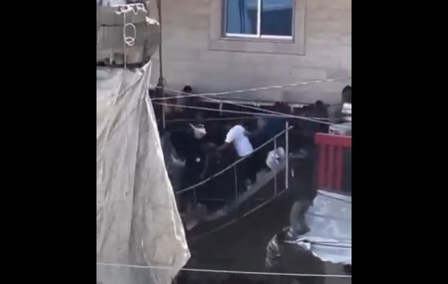 Kaos në Gaza/ Shembet ballkoni i një pallati gjatë përpjekjes për të marrë ndihma humanitare, disa të plagosur
