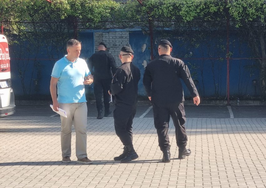 Thellohet skandali, policia del jashtë, ushtria 'pushton' zyrat e News24 dhe medieve të tjera