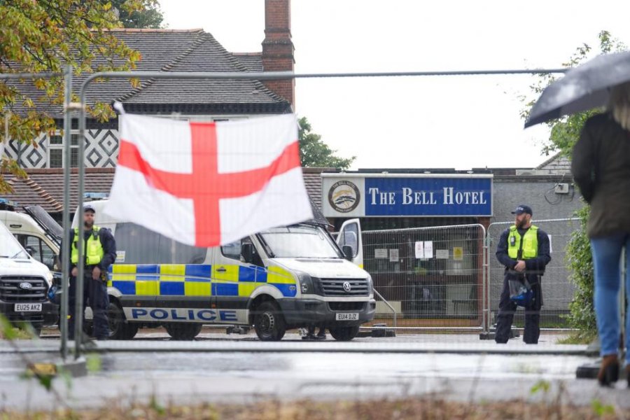 Britanikët protestojnë kundër strehimit të azilkërkuesve në hotele: Nuk ndihesh më i sigurt…