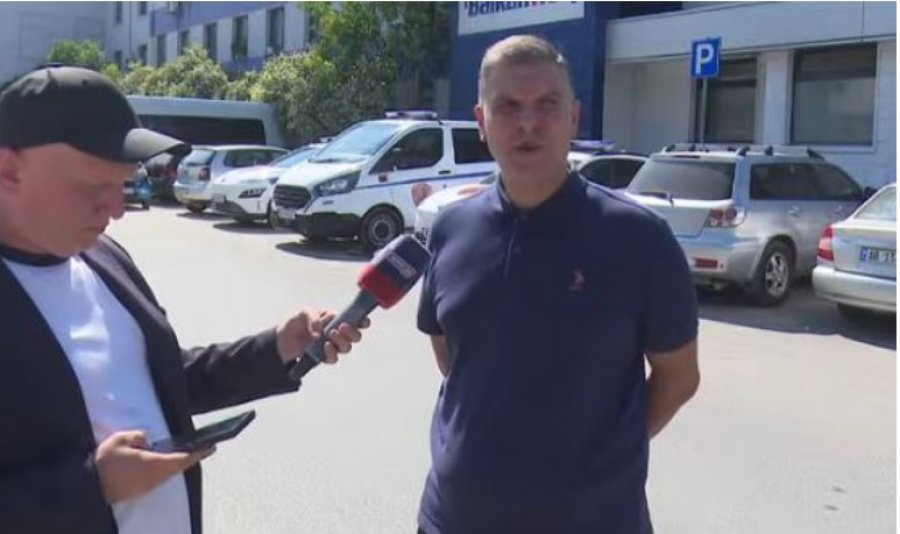 'Rrethimi i News24 është hakmarrje ndaj medias së lirë'/ Blushi paralajmëron shqiptarët: Reagoni, regjimi shumë shpejt do t’ju vijë te dera