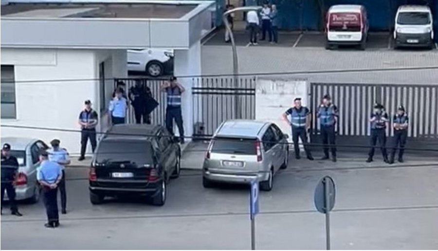 Gardhi i policëve tek News si qershia mbi tortën europiane të regjimit