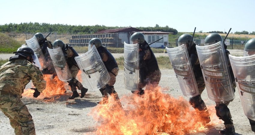 Ushtarët italianë e hungarezë të KFOR-it bëjnë stërvitje për kontrollin e turmave dhe zjarrit në Novo Selo