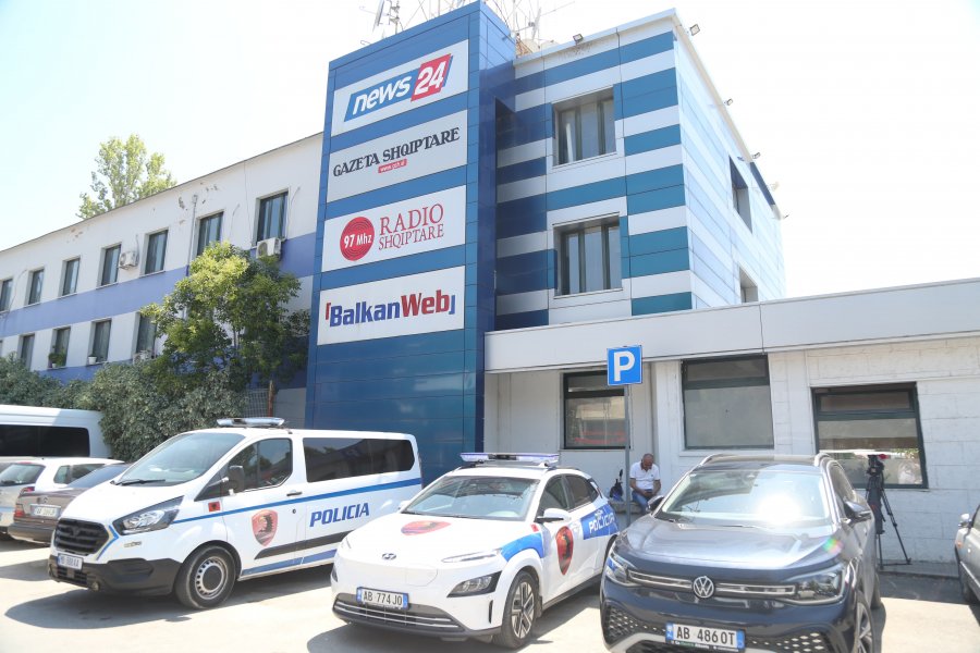 News24 prej dy ditësh në terr, reagime të forta pas ndërprerjes arbitrare të sinjalit nga policia 