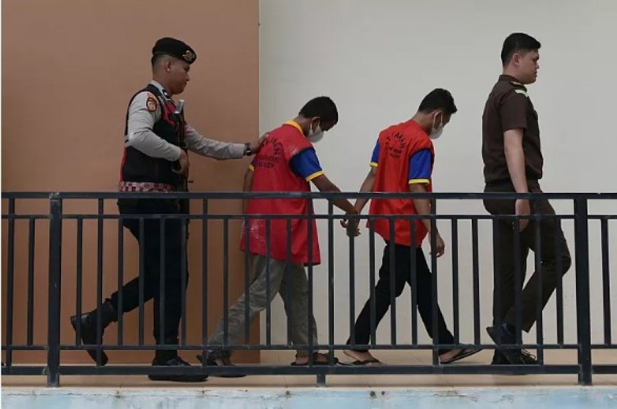 Gjykata islamike në Indonezi dënon dy burra me rrahje me kamzhik publik për akte homoseksuale