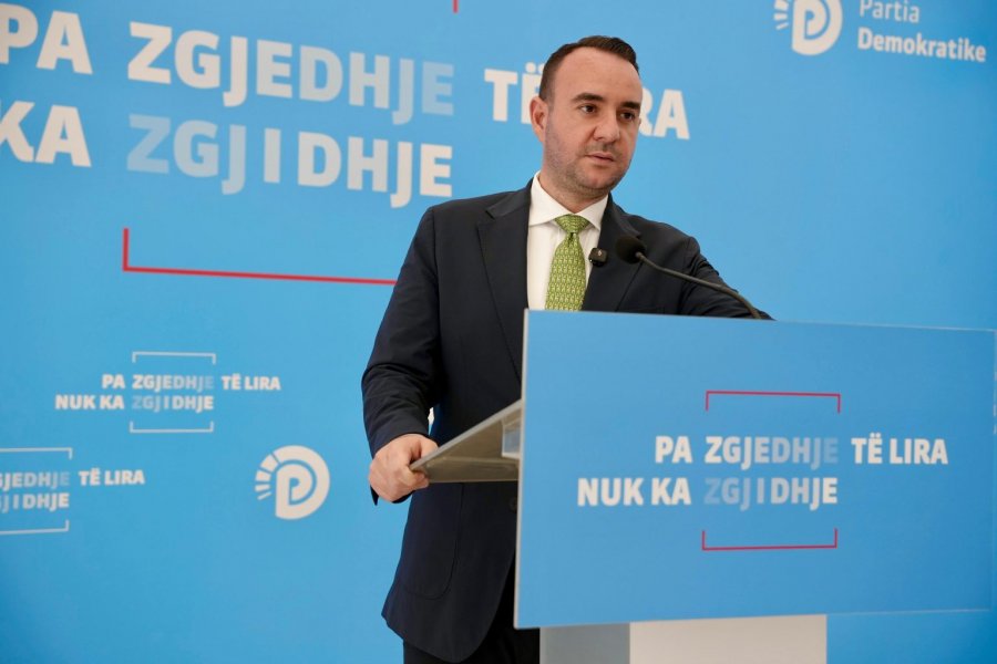 Skandali korruptiv në Bashkinë Tropojë/ PD: Rexhë Byberaj, një javë pas arrestit shtëpiak, favorizoi familjarët me tender 1 mld lekë