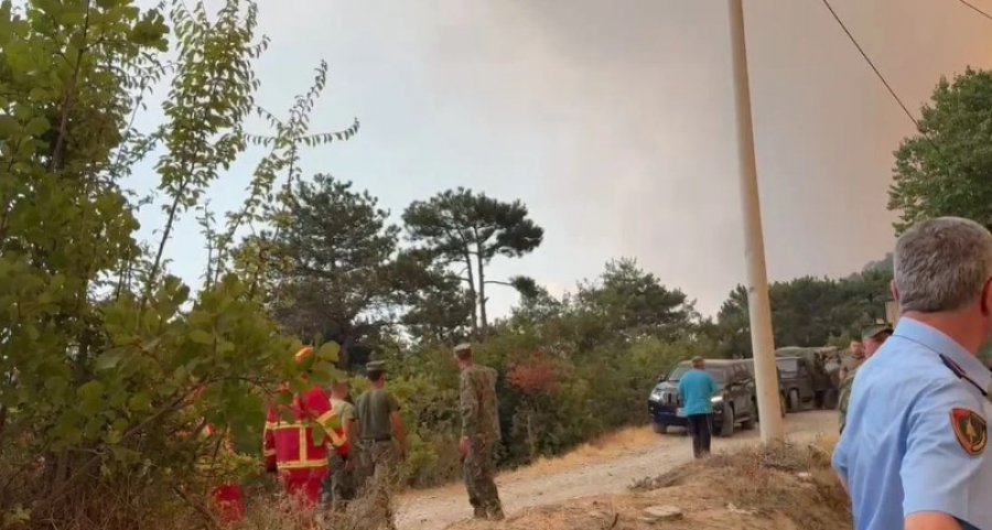 Autoritetet urdhër evakuimi, zjarri në Poliçan shkon drejt përmasave katastrofale