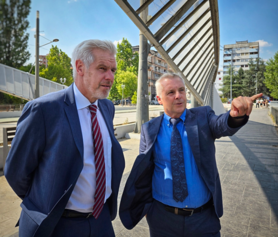 Bllokada, zgjedhjet e 12 tetorit, dialogu dhe një fotografi nga ura e Ibrit, çfarë mesazhi çuan Rohde dhe mysafiri nga Berlini