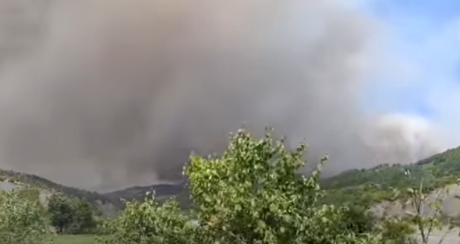 80-vjeçari që humbi jetën ishte edhe 'shkaktari' i zjarrit në Gramsh! Vijon evakuimi i banorëve...