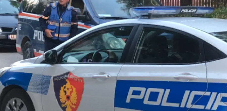 Shpërthim me lëndë plasëse jashtë një banese në Durrës, raportohet për dëme materiale, autori në kërkim