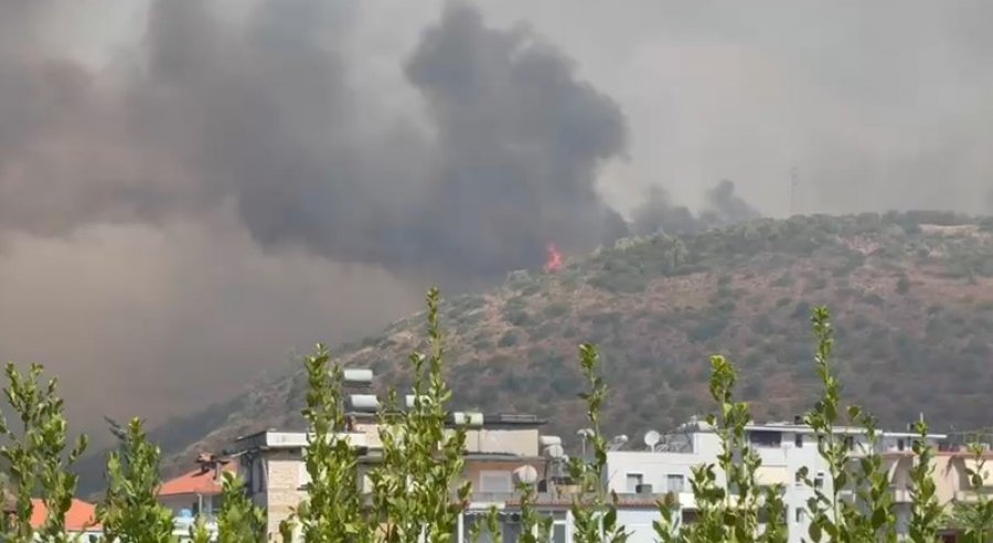 Vatër e re zjarri në Delvinë, flakët përhapen pranë zonave të banuara në lagjen Kasapaj