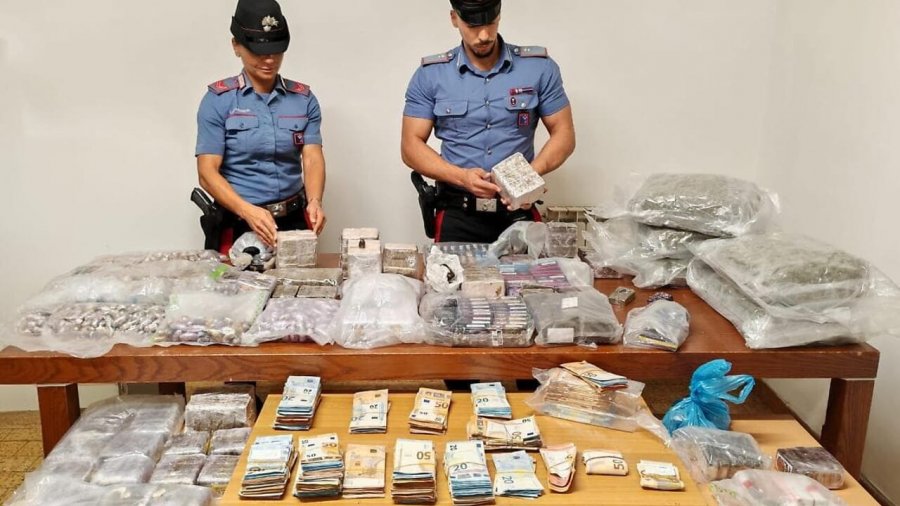 Ndjekje spektakolare nëpër rrugë, shqiptarit i gjenden në shtëpi 52 kg drogë dhe mbi 100 mijë euro