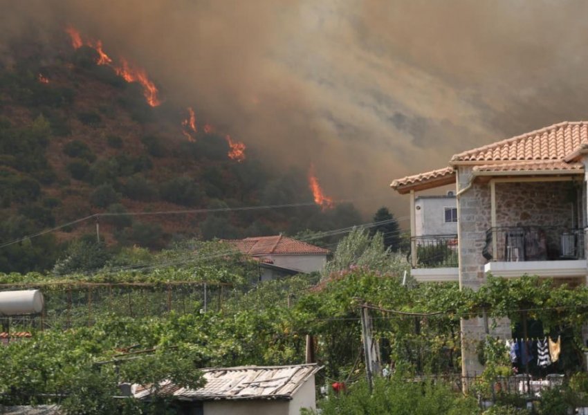 Situata e përditësuar e zjarrit në Gramsh: Përmirësim në disa zona, vijon puna në vatrat aktive