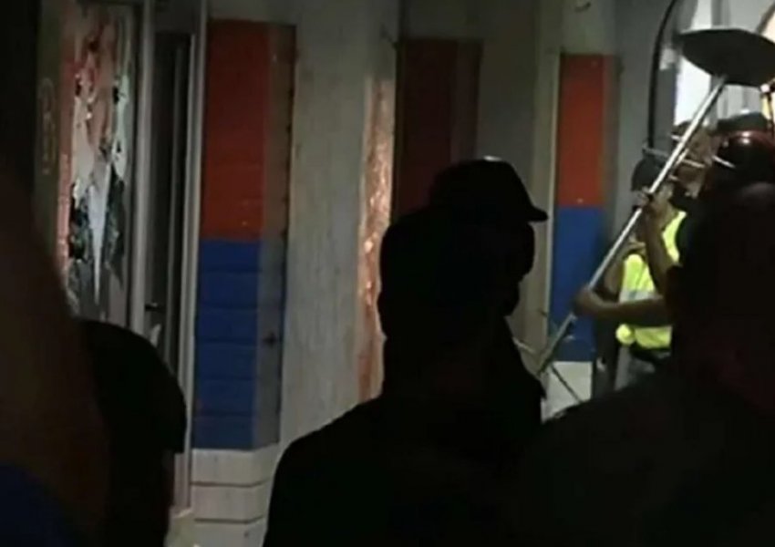 Serbi/ Në Novi Sad thyhen zyrat e partisë së Vuçiç