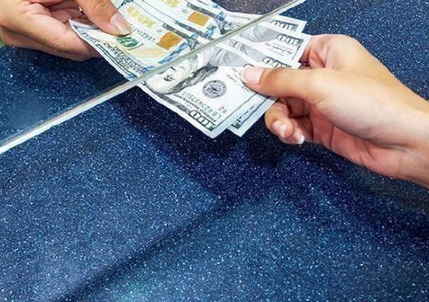 Çfarë po ndodh sot me monedhat e huaja? Ja me sa po blihen dhe shiten dollari dhe euro