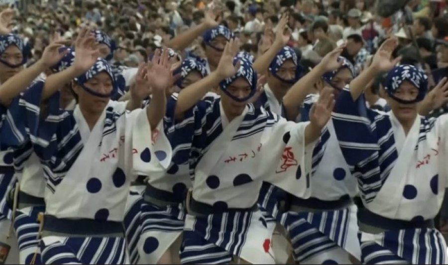 Mijëra shikues ndjekin festivalin e famshëm të valleve në Japoni