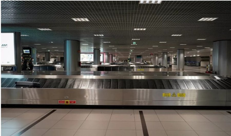 Grevat e stafit të aeroporteve paralizojnë udhëtimet verore në Portugali dhe Spanjë
