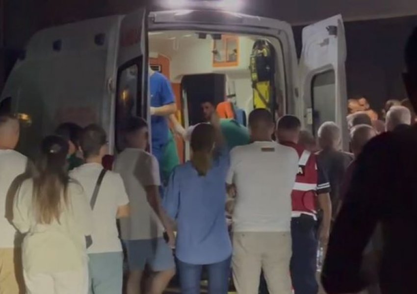 Ka plagë thike afër zemrës, i riu niset me ambulancë drejt Tiranës për mjekim të specializuar