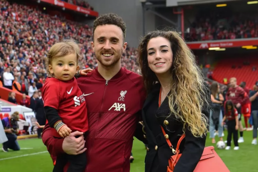 Ceremonia e lamtumirës, familja e Diogo Jotës në fushë përpara ndeshjes Liverpool-Bournemouth