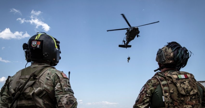 KFOR zhvillon stërvitje për evakuim mjekësor në Pejë me helikopter Black Hawk