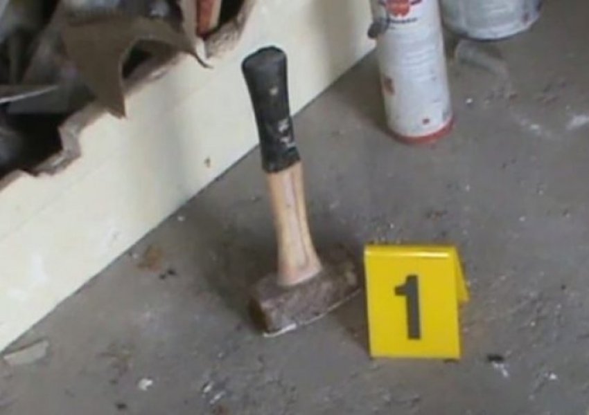 Goditi me çekiç në kokë 25-vjeçarin, arrestohet 73-vjeçari/ Gjendet dhe një trup i pajetë në Vlorë