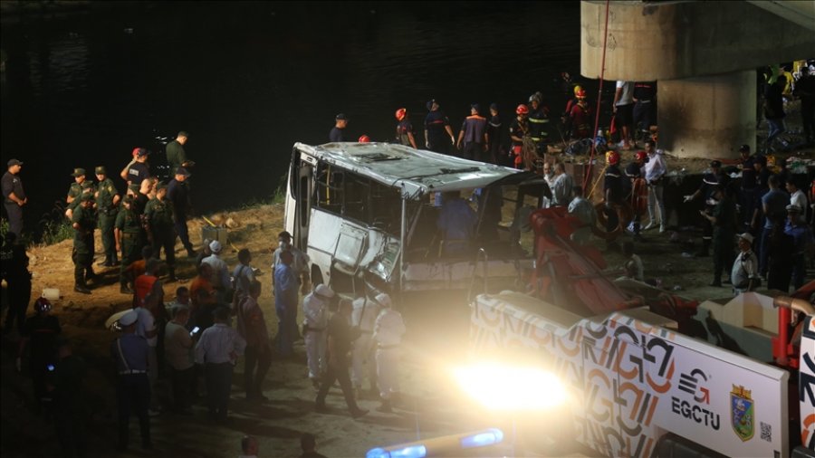 Autobusi bie në lumë në kryeqytetin algjerian, humbin jetën 18 persona