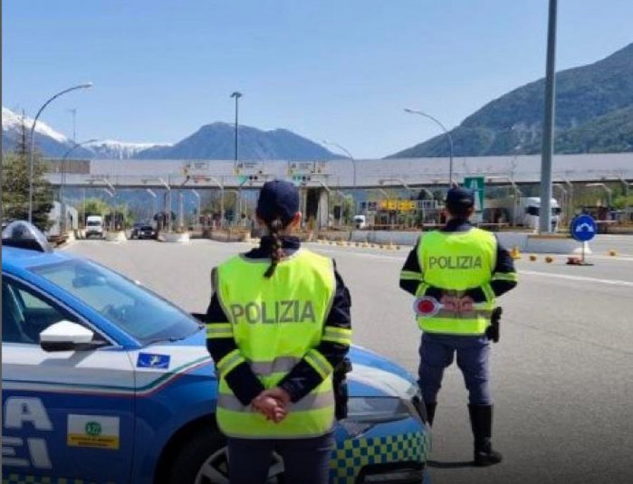 Babai francez harron pas dy vajzat e tij të mitura në një pikë pushimi në Itali