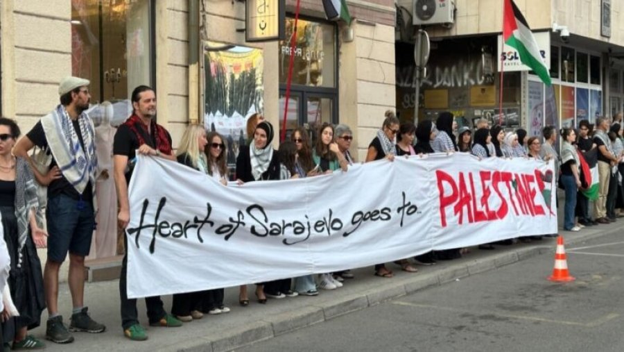 ‘Zemra e Sarajevës shkon në Palestinë’, mesazhi i aktivistëve para tapetit të kuq të Festivalit të Filmit