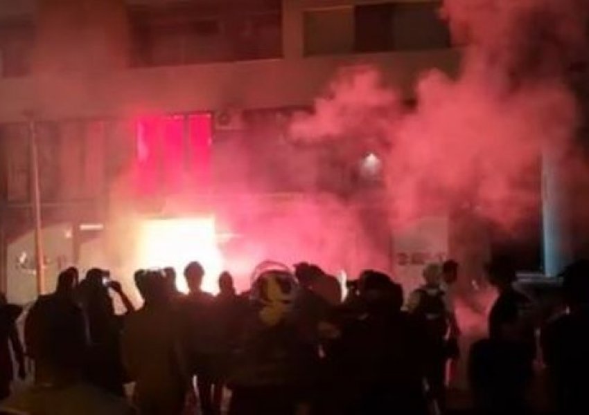 Pas incidenteve të dhunshme mes protestuesve dhe policisë, digjen edhe zyrat e partisë së Vuçiç